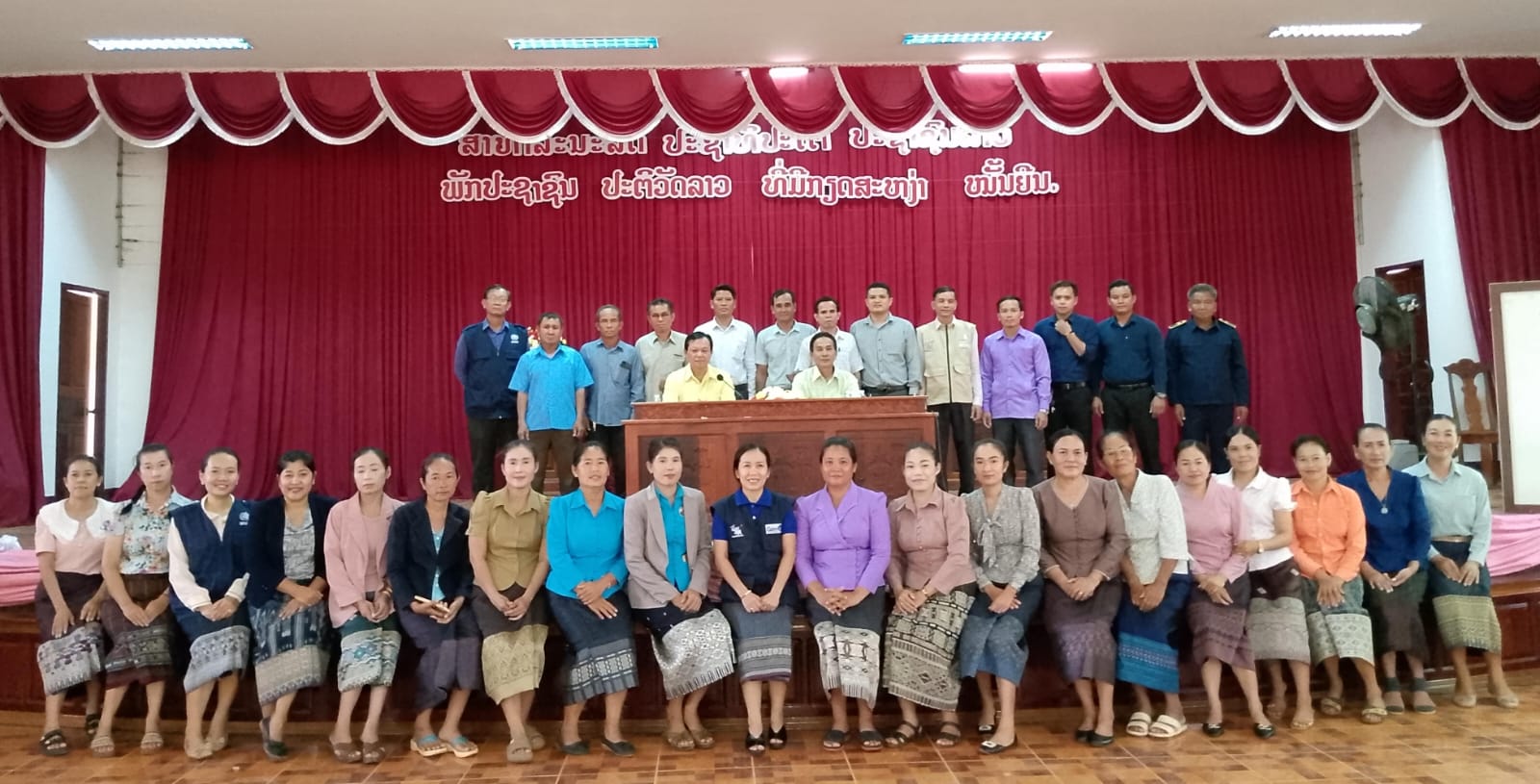 ກອງປະຊຸມປຸກລະດົມວຽກງານສື່ສານເພື່ອສຸຂະພາບໃຫ້ຄະນະກຳມະການຂັ້ນເມືອງ,ກຸ່ມບ້ານ ແລະຂັ້ນບ້ານ ທີ່ ເມືອງປະທຸມພອນ
